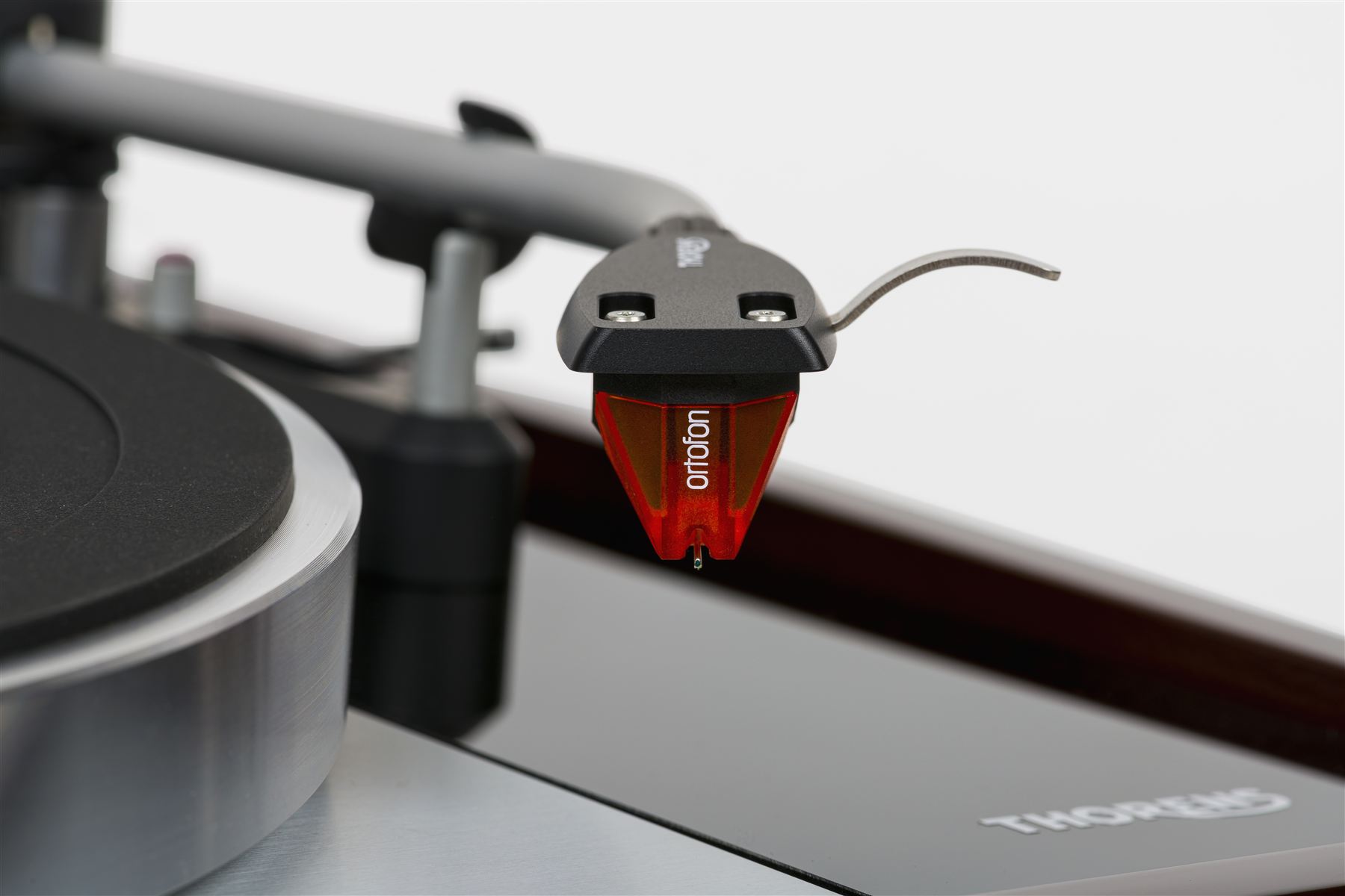 唱頭蓋上的 Ortofon 2M Bronze 唱頭